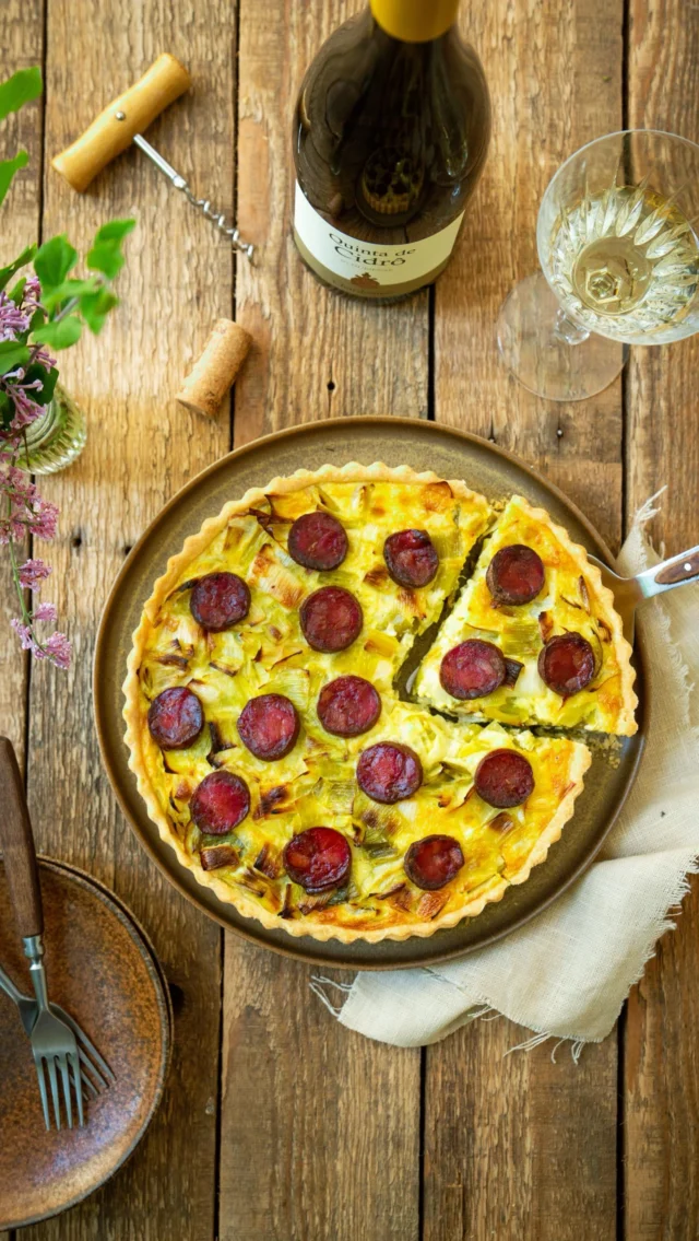 You’ll never guess what makes this quiche so irresistible…Smoky alheira sausage, sweet leeks, and a touch of Portuguese sunshine 🌞🇵🇹
I picked up all the essentials at @bexeb_luxembourg – a little épicerie in Bascharage filled with Portuguese favourites.
.
And the wine? A surprising choice: a “Quinta de Cidro” Chardonnay from the Douro by @realcompanhiavelha, recommended by my friend Bruno – round, elegant, and the perfect match for this savoury quiche.
.
This recipe is part of a delicious collaboration with @bexeb_luxembourg – all ingredients were sourced at their lovely shop.
.
Recipe link in bio and on my website or comment “quiche” below and I’ll send you the direct link.
#anneskitchen #luxembourgfood #luxembourg #quiche #portuguesewine #douro #alheira #portuguesesausage #wineandfood #luxembourgshopping #igerslux #bexeb #quintadecidro #chardonnay #wineanddine #winepairing #wineoftheday