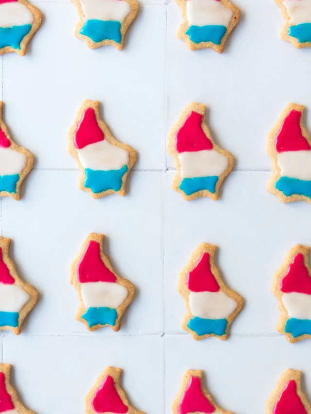 🇱🇺 Luxembourg National Day is around the corner – and you need to bake my Luxembourg-shaped cookies!
To help you get festive, I’m adding a free Luxembourg cookie cutter with every purchase of my baking book this week. 🎁
Inside, you’ll find plenty of Luxembourgish baking inspiration – including my legendary Bamkuch 🍰 
Get your copy now on @letzshoplux and be ready for the 23rd!
#LuxembourgNationalDay #letzebuerg #luxembourg #luxembourglife #luxembourgbaking #luxembourgcookies
