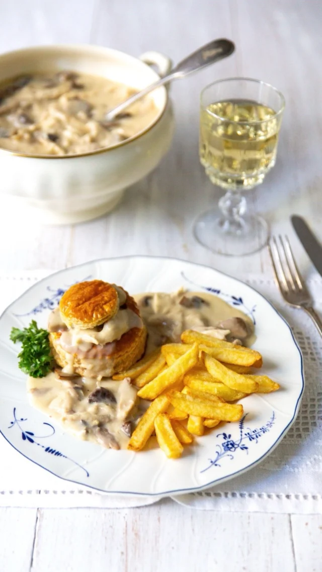 🇱🇺✨ Ask any Luxembourger – young or old – and they’ll tell you: Bouchée à la Reine is pure comfort on a plate! It’s one of those classics that never go out of style. Serve it with chips or rice, and you’ve got the ultimate Sunday dinner 💓 Who else grew up with this dish?
Wanna see how easy it is? Let me show you (yes, in English!), with some fun anectodes, on @rtltoday 🎞️
.
📌 Want the full recipe? Watch the step-by-step video now on RTL Play – link in bio!
Or comment Bouchée below and we’ll send you the link directly.
.
This is the 7th recipe in my brand-new Tastes of Luxembourg series with @rtltoday — bringing you true Luxembourgish classics, just like Grandma used to make (but in English!) 🇱🇺

#luxembourgfood #tastesofluxembourg #luxembourgish #igerslux #luxembourgfoodies #boucheealareine #letzebuerg #boucheealareinemaison