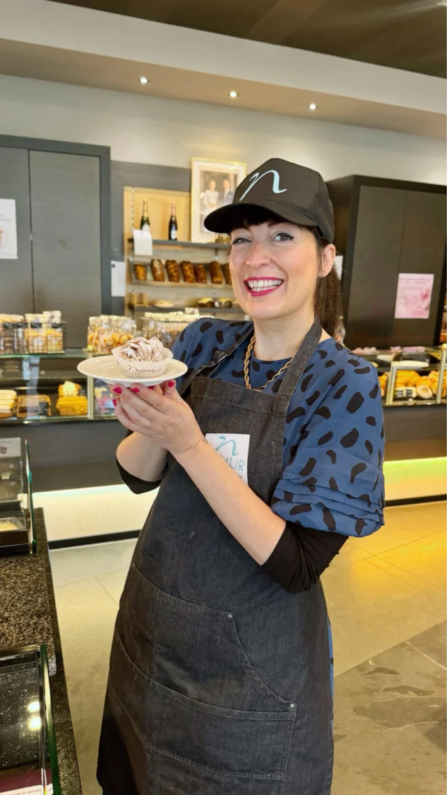 🪞💫 Mirror, mirror on the wall… which is the most delicious cake of them all?
For me, it’s the Mont Blanc – a true French classic brought to life at @confiserienamurluxembourg 🌰 ⛰️
A little mountain of irresistible chestnut cream and silky chantilly on a nutty dacquoise base – finished with a dusting of icing sugar, just like snowy peaks. Light, airy and utterly decadent. Do you love it too? 

This video was filmed as part of my paid collab series in which I go behind the scenes at Namur to discover how things are made.

#namurluxembourg #MontBlanc #montblanccake #Luxembourg