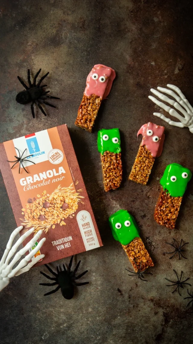 👻🎃 Trick or treat?! These granola monsters are the cutest Halloween snack — made with the new chocolate granola from @lemoulin1704 
Crunchy, chewy, spooky… and gone in no time. 🖤

📖 Want the recipe? Comment Halloween and I’ll send it to you or find it on our websites

💌 Save this recipe to try for your Halloween party — or share it with a friend who loves a fun kitchen project!

This recipe was developed for Le Moulin as part of my collaboration with them 

#HalloweenTreats #LeMoulin #AnnesKitchen #HalloweenSnacks #LuxembourgLife #granolarecipe #granolabars #granola